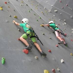 Escalada en rocódromo y tiro arco tirolina