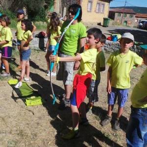 Escalada en rocódromo y tiro arco tirolina