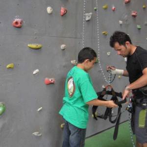 Escalada en rocódromo y tiro arco tirolina