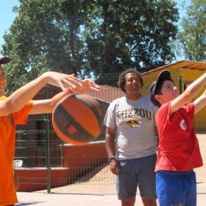 baloncesto en el campamento