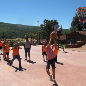 baloncesto en el campamento