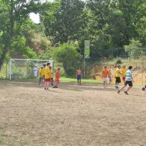 fútbol en el campamento