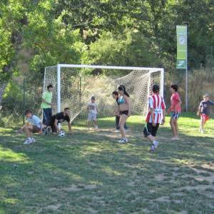 fútbol en el campamento