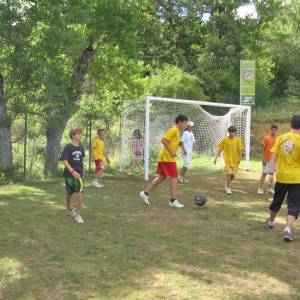 fútbol en el campamento