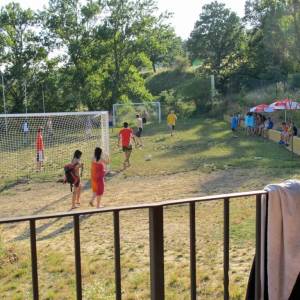 fútbol en el campamento