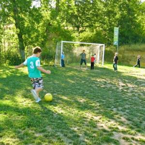 fútbol en el campamento