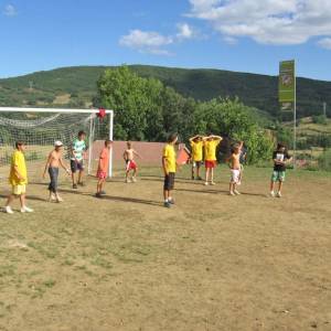 fútbol en el campamento