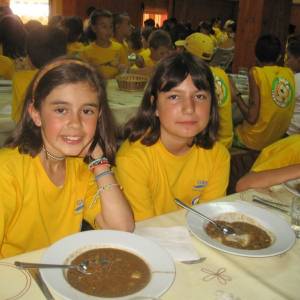 Niños comiendo en el campamento