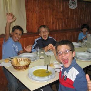 Niños comiendo en el campamento