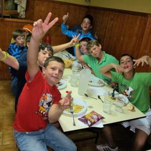 Niños comiendo en el campamento