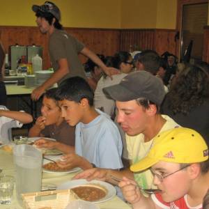 Niños comiendo en el campamento