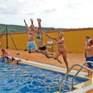 Diversión en la piscina del campamento