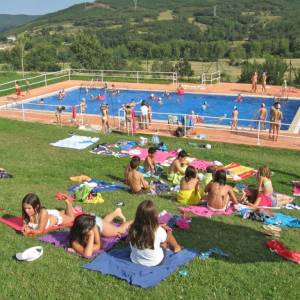 Diversión en la piscina del campamento