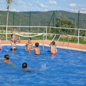 Diversión en la piscina del campamento