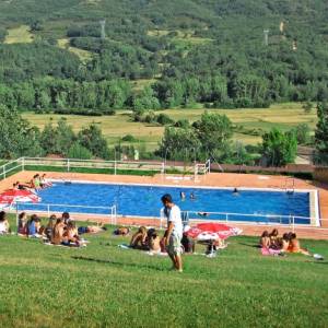 Diversión en la piscina del campamento