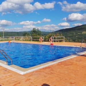 Diversión en la piscina del campamento