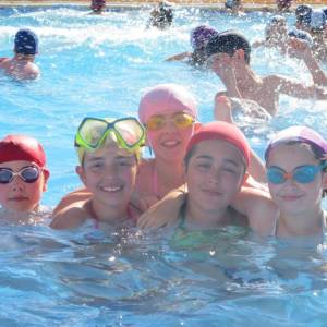 Diversión en la piscina del campamento