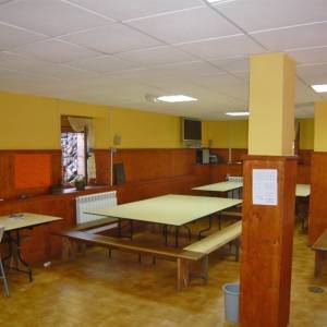 comedor y patio del campamento