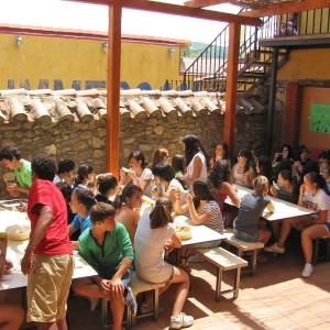 comedor y patio del campamento