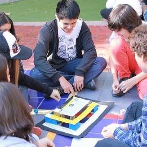 Niños aprendiendo inglés mediante juegos