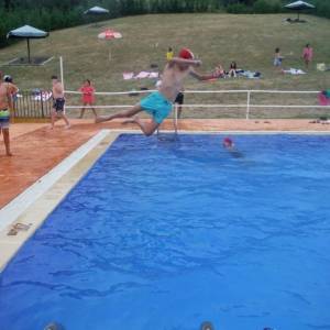 Jugamos en la piscina de campamento