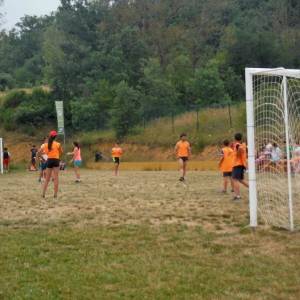 Deportes en la zona deportiva del campamento