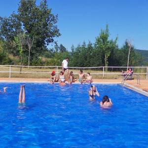 clases piscina y deportes en campamento