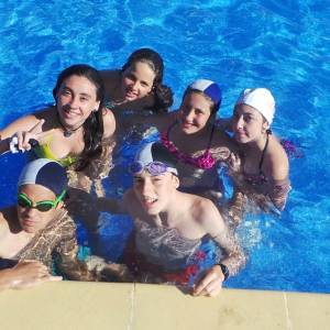 clases piscina y deportes en campamento