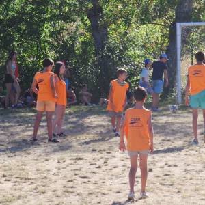 clases piscina y deportes en campamento