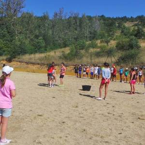 Dia de clases y juegos en campamento