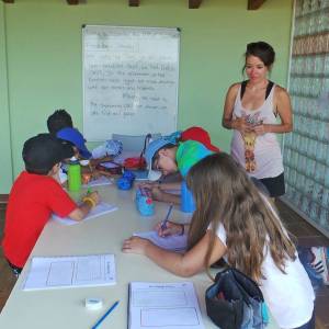 Dia de clases y juegos en campamento