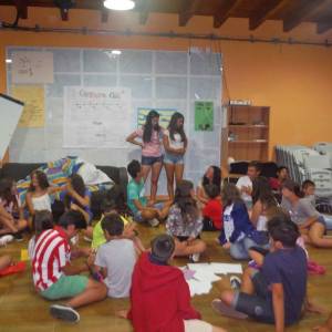 Dia de clases y juegos en campamento