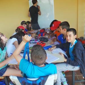 Dia de clases y juegos en campamento