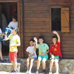 Niños conviviendo en cabaña