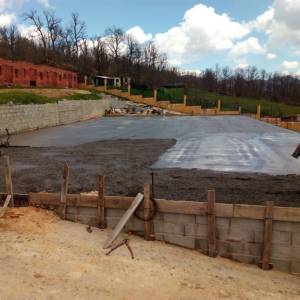 Terminado el hormigón pulido de la pista de baloncesto