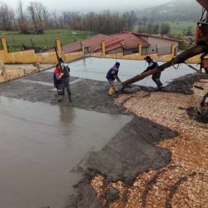 Terminado el hormigón pulido de la pista de baloncesto