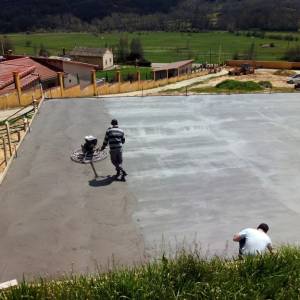 Terminado el hormigón pulido de la pista de baloncesto