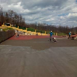 Terminado el hormigón pulido de la pista de baloncesto